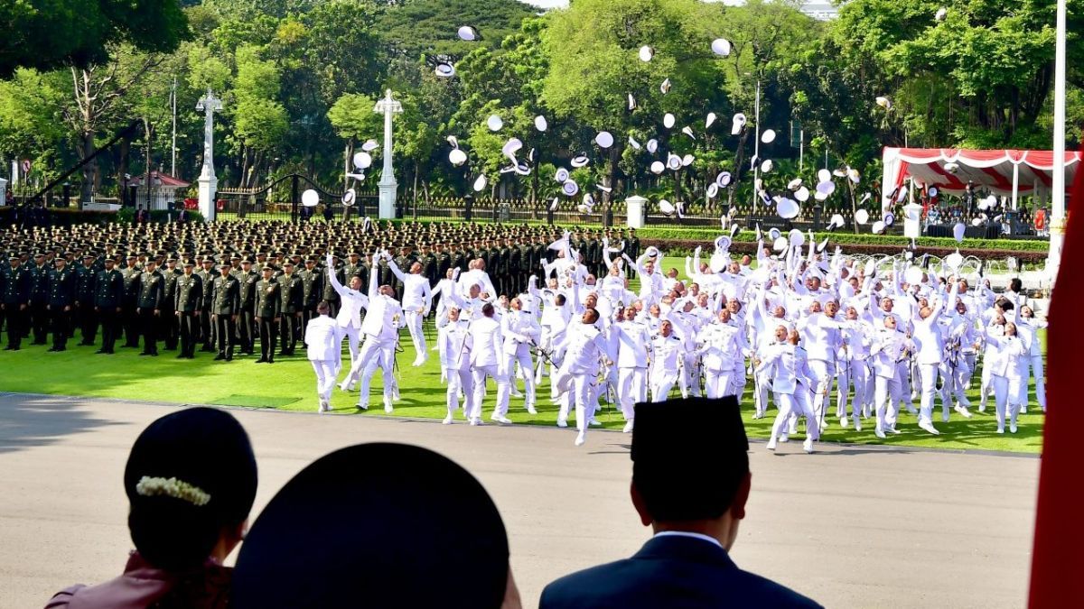 VIDEO: Yel-Yel Penuh Semangat Perwira Polri Hingga Sujud di Istana Kejutkan Jokowi & Iriana