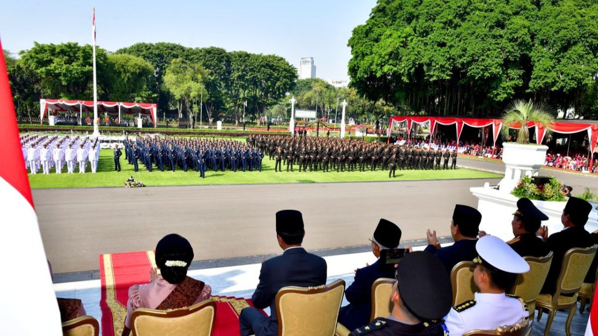 VIDEO: Bikin Terpukau, Perwira AU Berkacamata Hitam & Perwira AL Bawa Pedang Yel-Yel di Istana