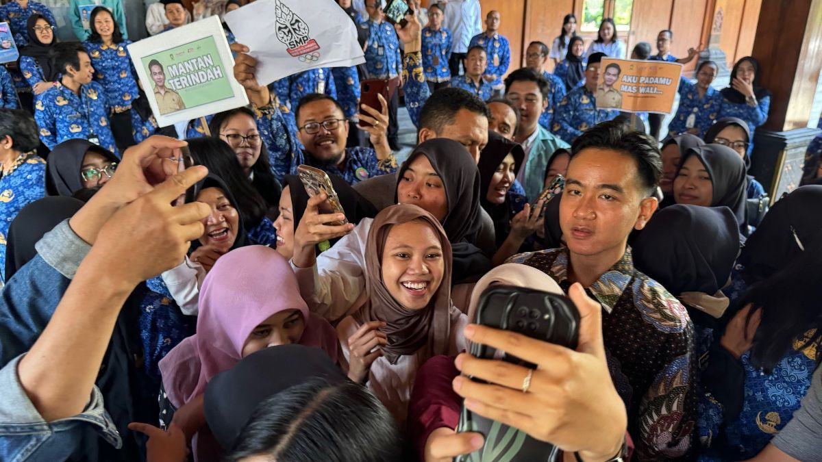 VIDEO: Solo Penuh Haru Merelakan Gibran Mundur, Warga & PNS Hadiahkan Lukisan Besar 'Merah'