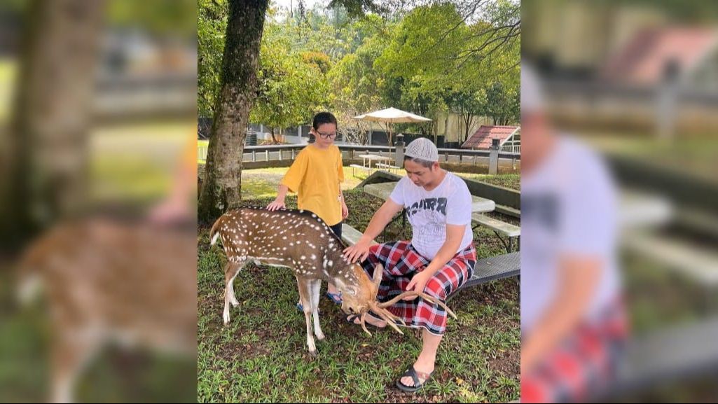 Sederhana Banget! Potret Pasha Ungu saat di Rumah, Tampil Hanya Pakai Sarung dan Kaus Oblong