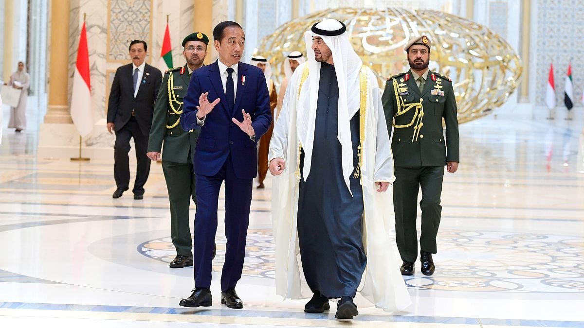 Jokowi Terima Pengharagaan Sipil Tertinggi 'Order of Zayed' dari Presiden MBZ