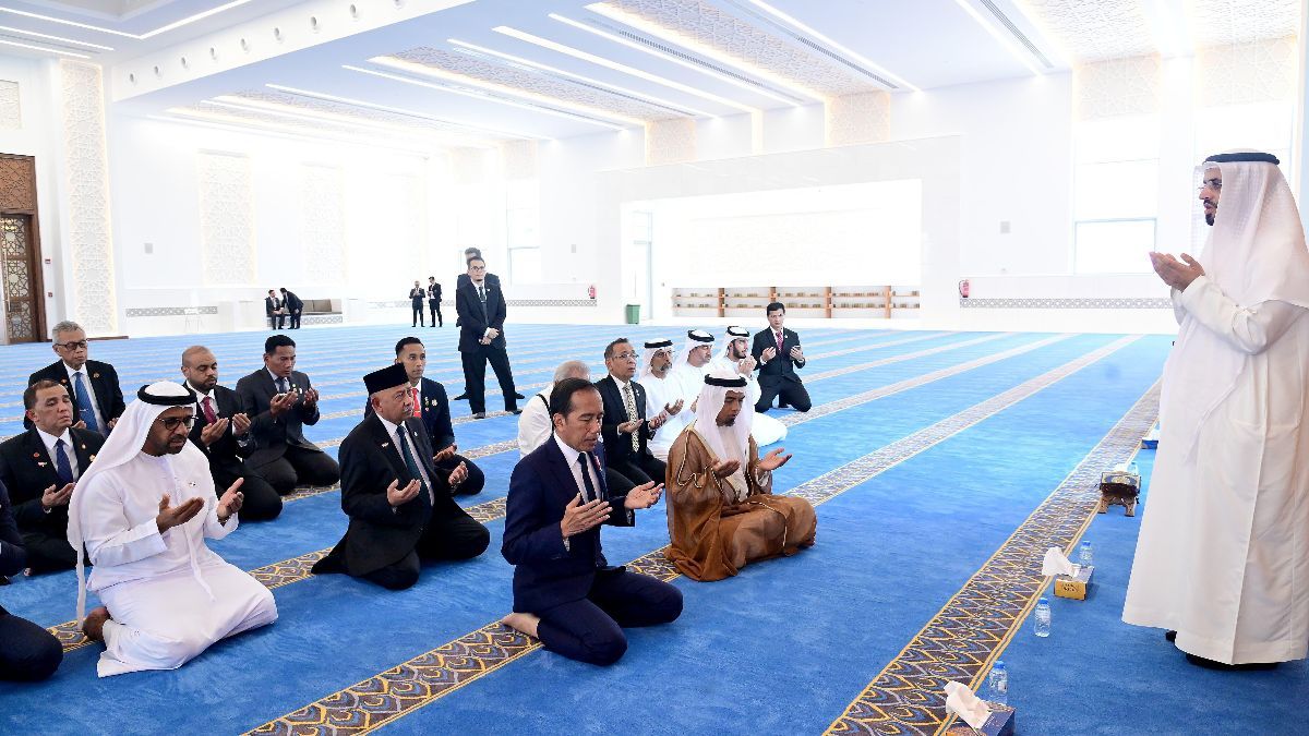 Momen Jokowi Salat di Masjid Presiden Joko Widodo Abu Dhabi