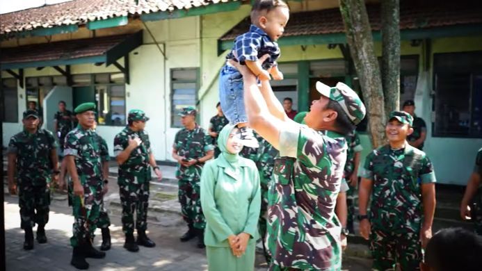 Momen Kasad Maruli Cek Rumah Anggota Sambil Timang-Timang Bayi Prajurit dan Ajak Tos Anak-anak 'Jadi Tentara ya Kayak Papah'