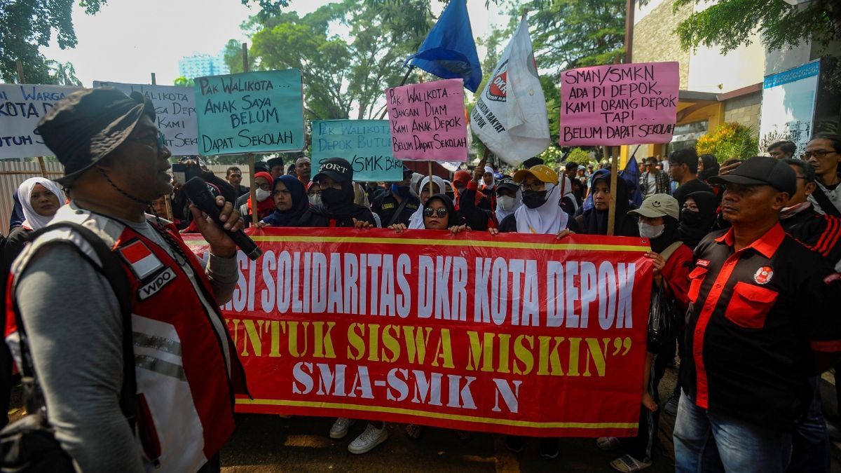 FOTO: Protes Penerimaan Siswa Baru, Massa Ibu-Ibu Geruduk Kantor Wali Kota Depok