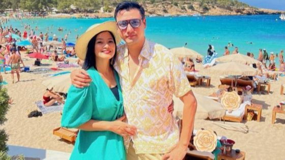 Titi Kamal - Christian Sugiono Pamer Kemesraan di Ibiza, Wajah Awet Muda Bikin Salfok