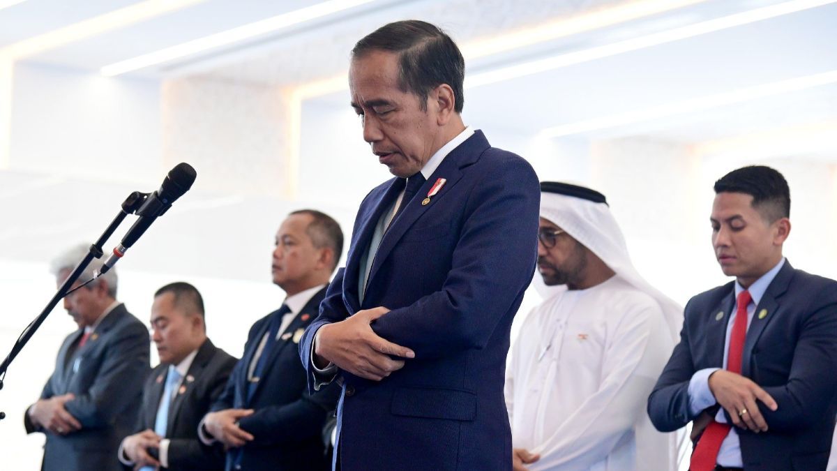 FOTO: Potret Jokowi Jadi Imam Salat di Masjid Presiden Joko Widodo Abu Dhabi