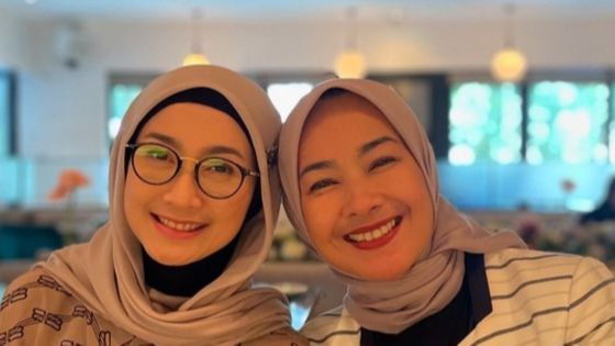 Lulus S3 dalam Sidang Tertutup, 8 Foto Desy Ratnasari Kini Resmi Menyandang Gelar Doktor dan Sahabat Bangga