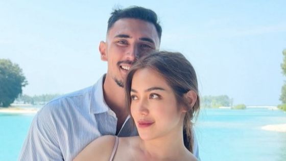 Babymoon, 8 Foto Jessica Iskandar Liburan ke Pulau Payung Bareng Keluarga dan Bumil Glowing Abis