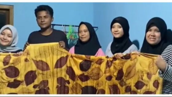 Momen Perjuangan Anak KKN Ikut Buat Ecoprint Bersama Warga Desa, Hasilnya Curi Perhatian