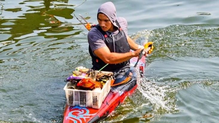 Kegigihan Pemuda Kumpulkan Sampah di Danau Pakai Kano Bikin Takjub Bule, Ternyata Ada Kegiatan Lanjutannya