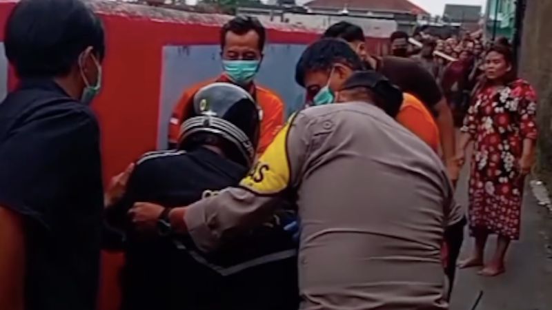 Dikira Meninggal karena Tidur di Pinggir Jalan, Driver Ojol Ini Hampir Dimasukkan ke Kantong Mayat