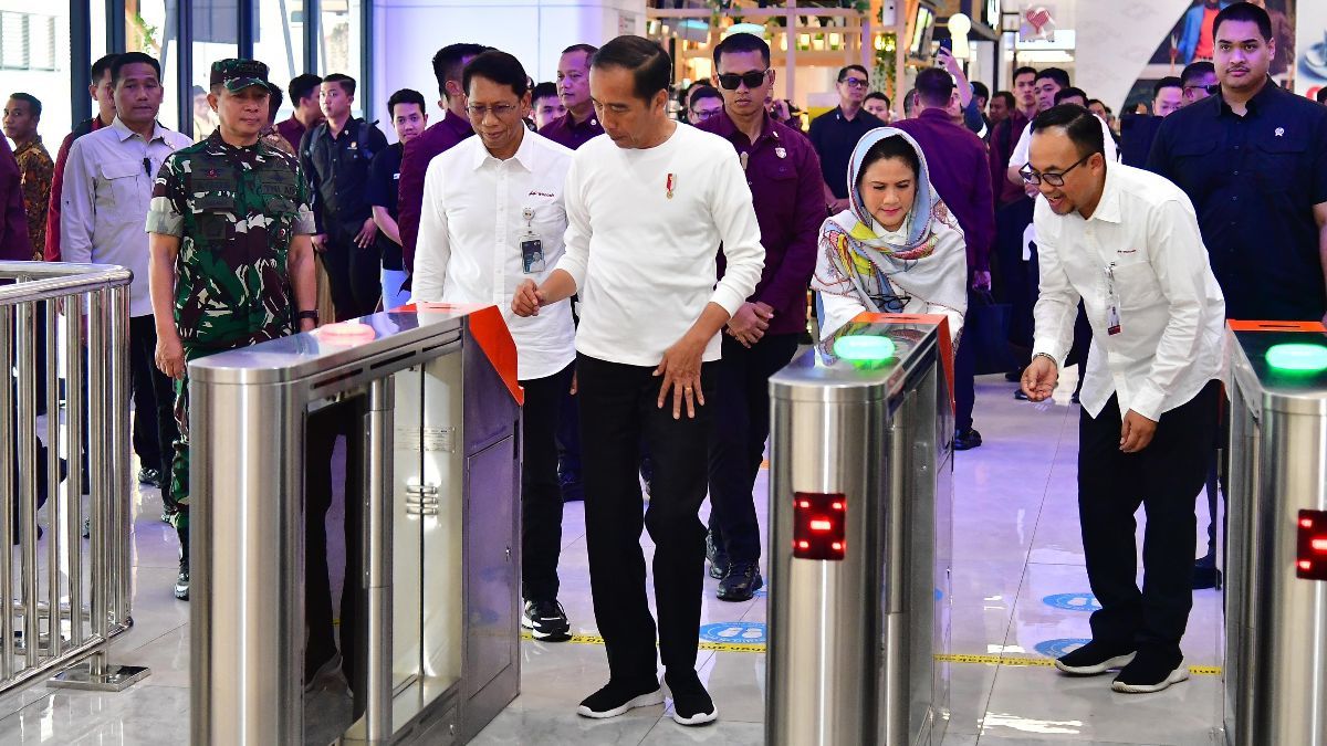 Naik Kereta Whoosh, Jokowi dan Iriana ke Bandung Buka Piala Presiden 2024