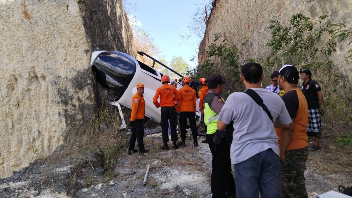 Helikopter Bawa 5 Penumpang Jatuh di Pecatu Bali, 2 Korban Dilarikan ke Rumah Sakit