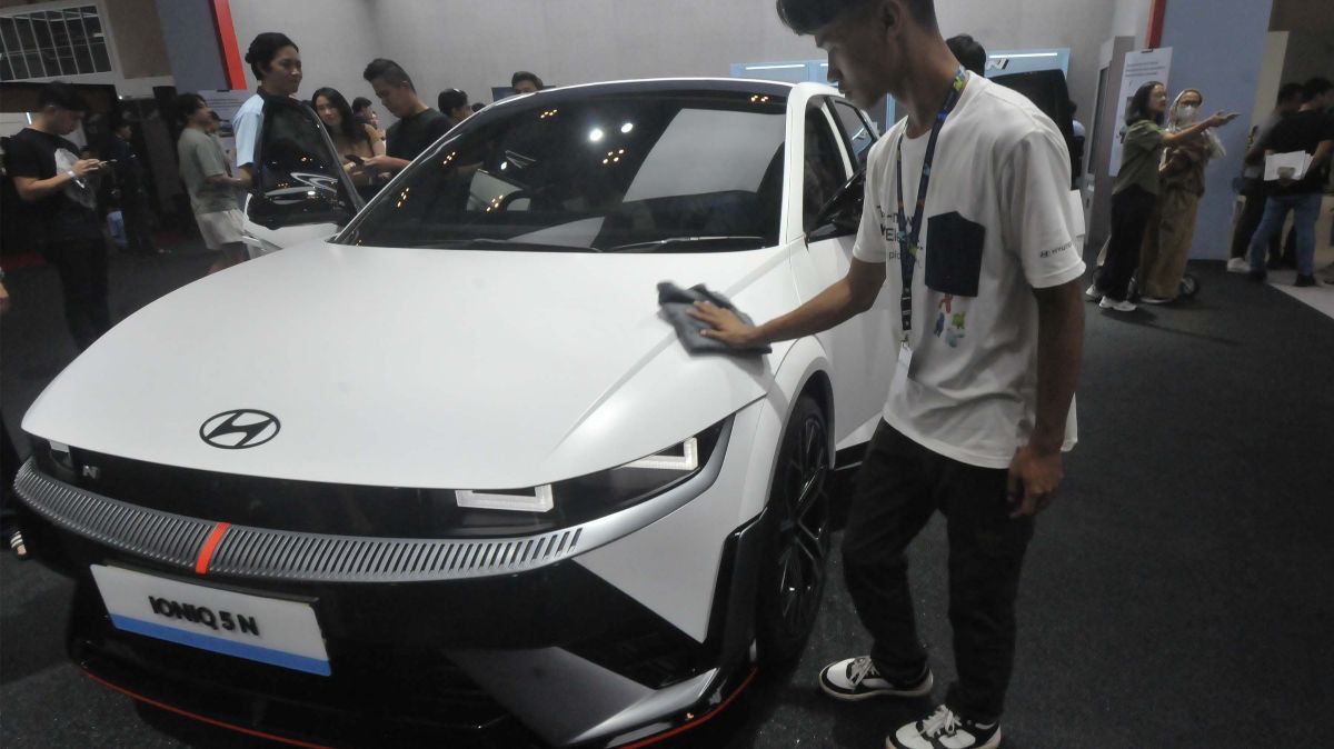 FOTO: Potret Mobil dan Motor Listrik Jadi Daya Tarik di Arena GIIAS 2024