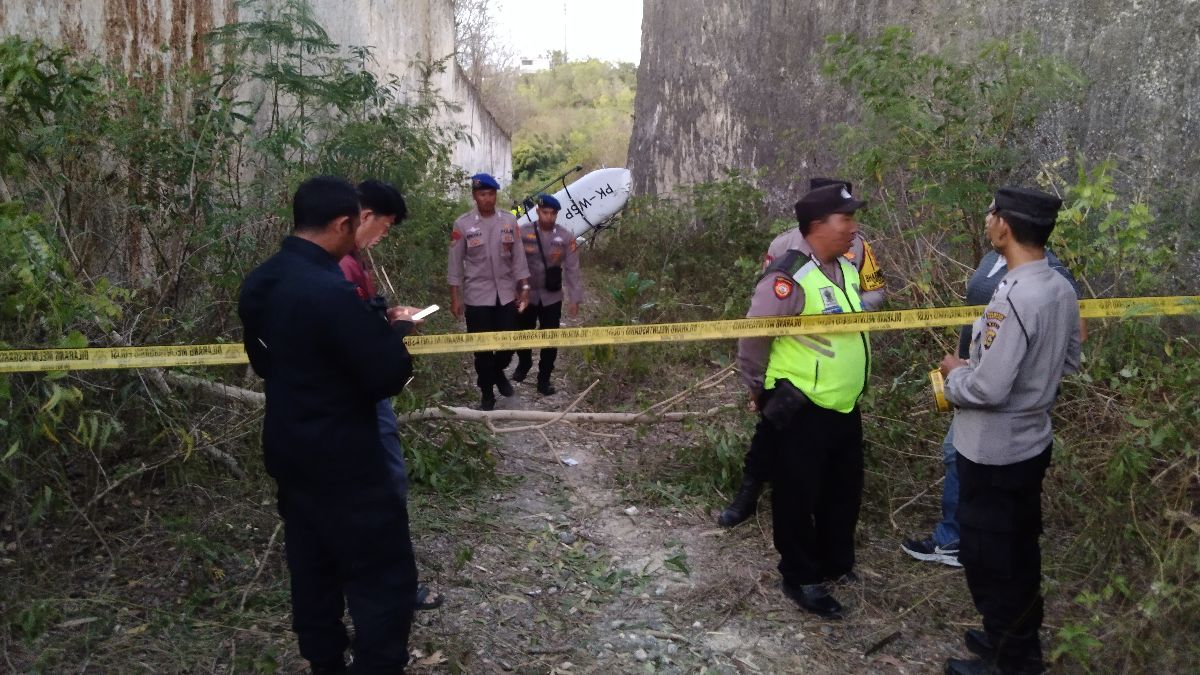 Penampakan Bangkai Helikopter Jatuh di Bali, Dihimpit Dua Tebing dan Baling-Baling Terlilit Tali Layangan