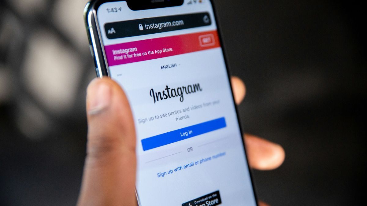 Membedah Perilaku Nyentrik Gen Z Punya 2 Akun Instagram