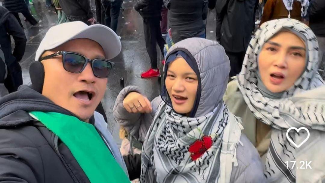 Potret Arie Untung Sekeluarga Ikut Demo Bela Palestina di Australia, Bareng Emak-emak Bule Pemberani