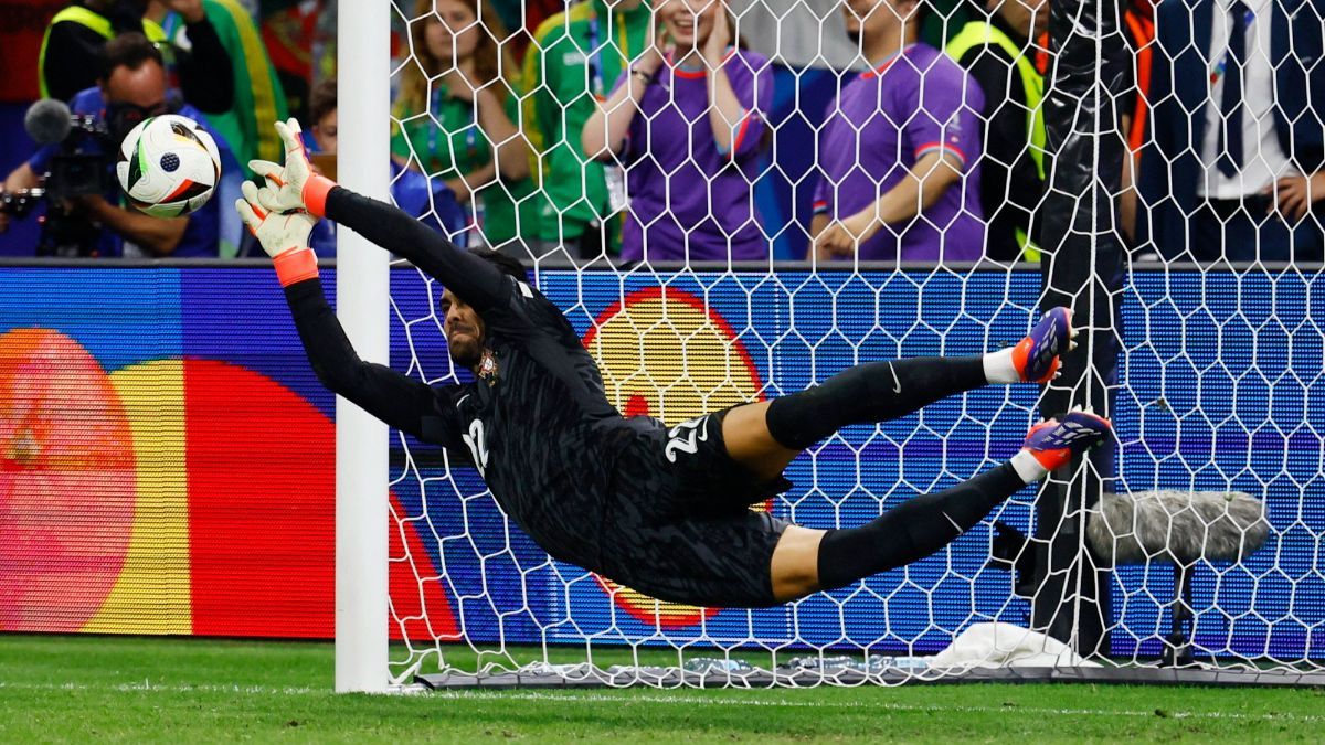 FOTO: Melihat Lagi Aksi Heroik Diogo Costa, Tembok Kokoh Portugal Saat Singkirkan Slovenia di Euro 2024