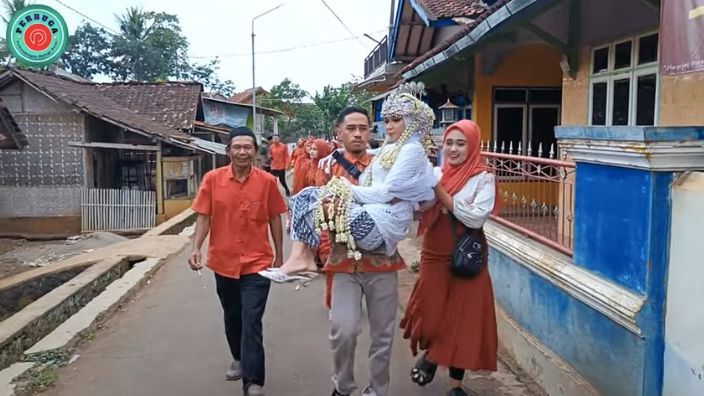 Menikah dengan Tetangga, Pengantin Wanita Digendong saat Akan Ijab Kabul Jadi Sorotan