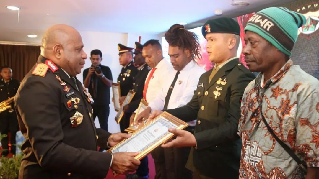 Anggota TNI Pemberani Bikin Kagum Jenderal Polisi, Langsung Diberi Penghargaan Spesial