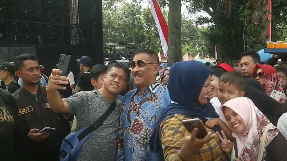 Bak Artis Banyak yang Minta Foto, Eks Manajer Persib Umuh Muchtar Nyawer di Gedung Sate