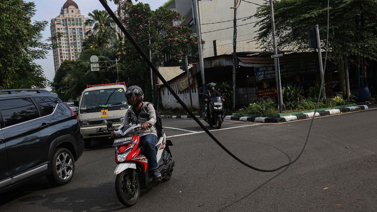 FOTO: Hati-Hati! Ada Kabel Menjuntai di Jalan Patal Senayan