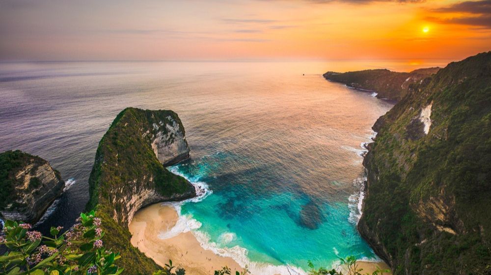 Nusa Penida, 'Surga' Kecil di Pulau Bali: Perpaduan Keindahan Alam dan Budaya Lokal