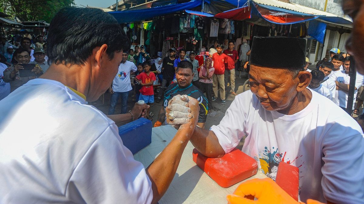 FOTO: Antusiasme Pedagang hingga Kuli Panggul Ikut Adu Panco di Pasar Ciseeng Bogor