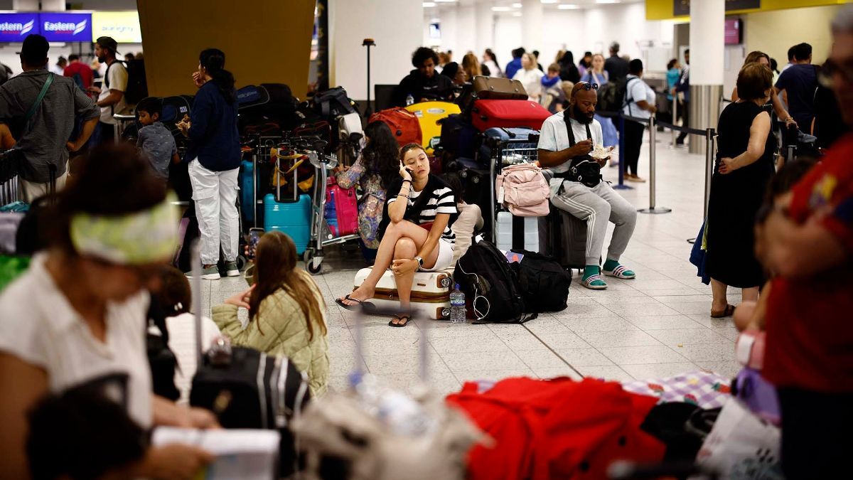 FOTO: Kacau! Bandara di Berbagai Negara Lumpuh Imbas Gangguan Sistem IT Besar-besaran