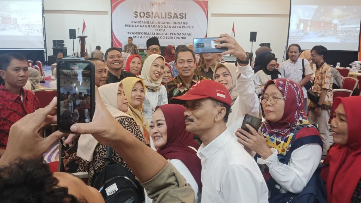 Saat Kepala LKPP Jadi Rebutan Emak-Emak yang Ingin Swafoto