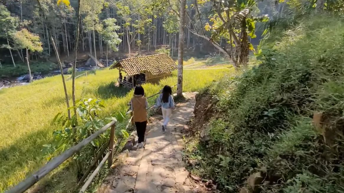 Warung di Sumedang Ini Ramai Dikunjungi Muda-Mudi, Pemandangan Sawah dan Sungai Jadi Daya Tarik