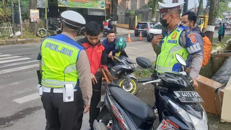 10 Gambaran Imbauan Berkendara di Tepi Jalan yang Menghibur, Aman, dan Menenangkan