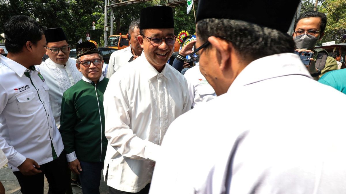 FOTO: Senyum Anies Baswedan Berkoko Putih Sambangi Tasyakuran Harla PKB, Perwakilan 4 Partai Sambut Hangat Kehadirannya