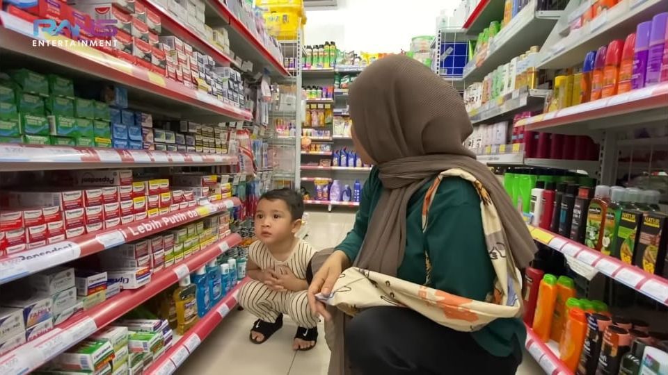 Potret Rayyanza 'Cipung' Jalan-jalan Sore Bareng Sus Rini, Belanja Bulanan ke Minimarket Sampai Jajan Bakso