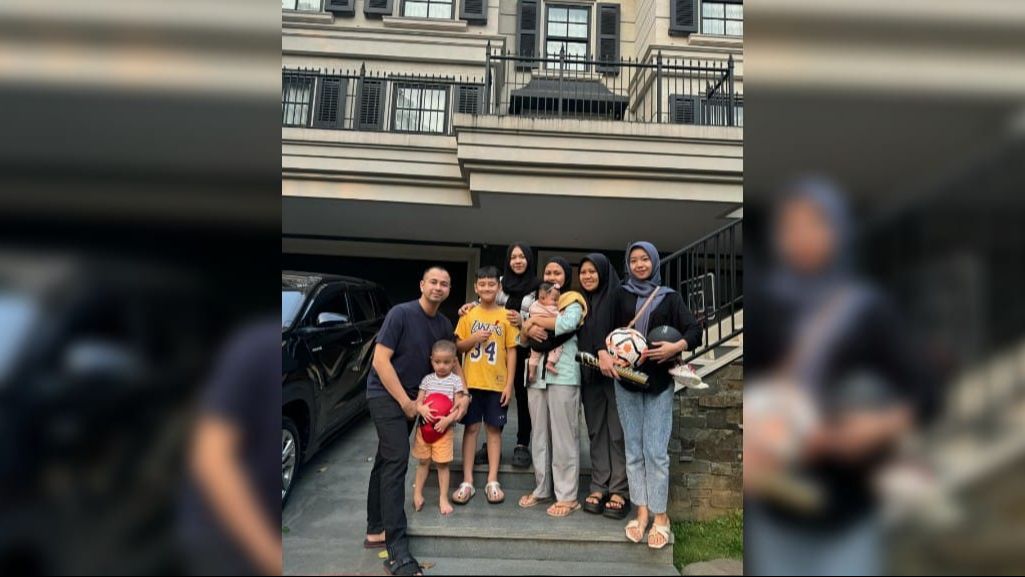 Raffi Ahmad Foto Bareng Pengasuh Anak dan ART di Depan Rumah Mewah, Sikapnya jadi Perbincangan