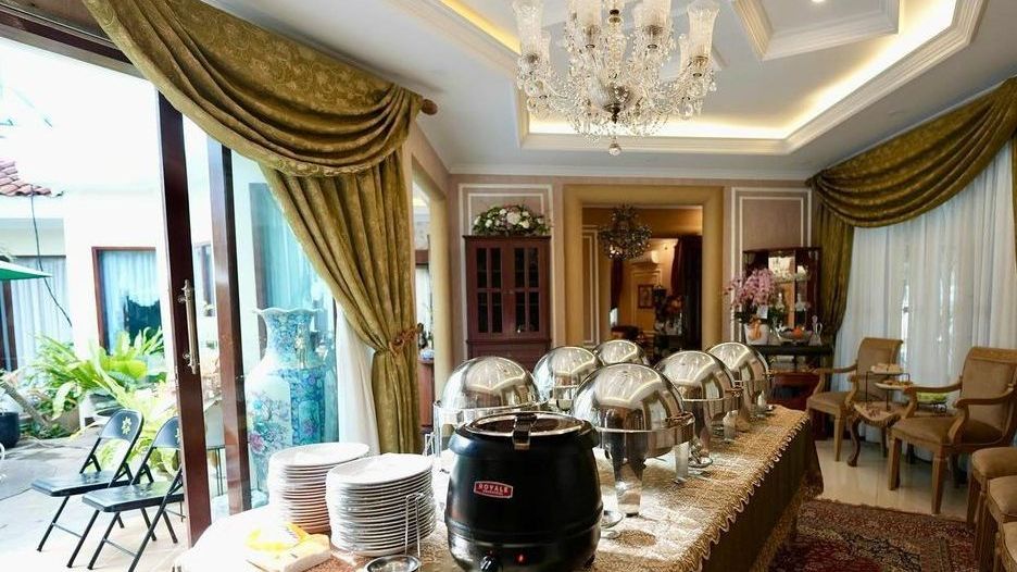 Lagi Santai di Teras Rumah, HM Fitno Crazy Rich Pondok Indah Panggil Tukang Kopi Starling 'Saya Bayar Rp200 Ribu'