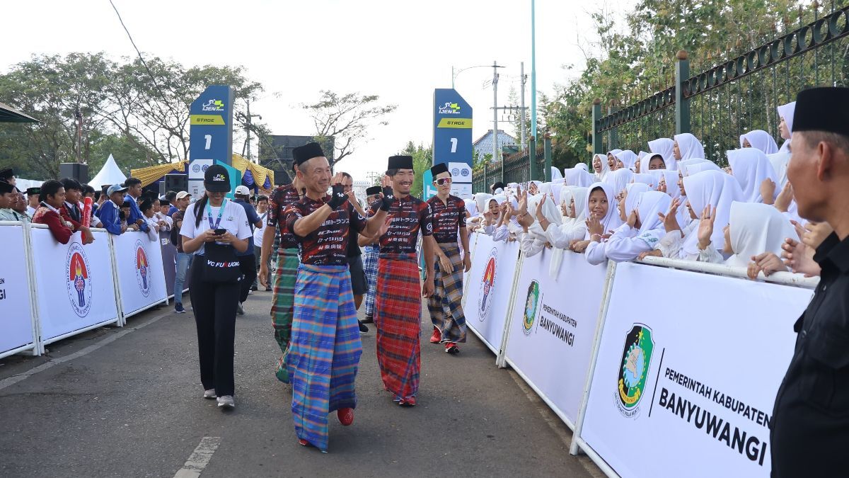 Serunya Para Pembalap Dunia Pakai Sarung dan Kopiah di Tour de Banyuwangi Ijen