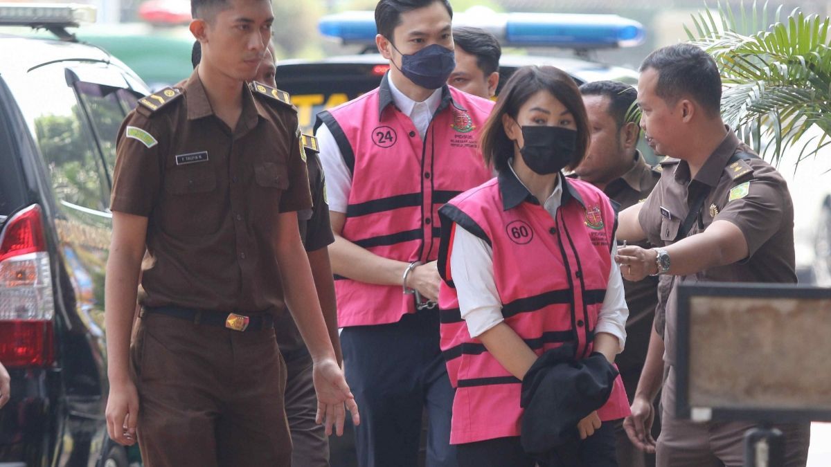 FOTO: Berompi Tahanan, Tersangka Korupsi Timah Harvey Moeis dan Helena Lim Digiring ke Kejaksaan Negeri Jakarta Selatan, Ini Reaksi Wajahnya