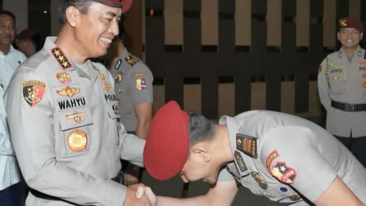 Naik Pangkat Anak Jenderal Polisi Jadi AKP, Membungkuk Salaman Sama Kabareskrim