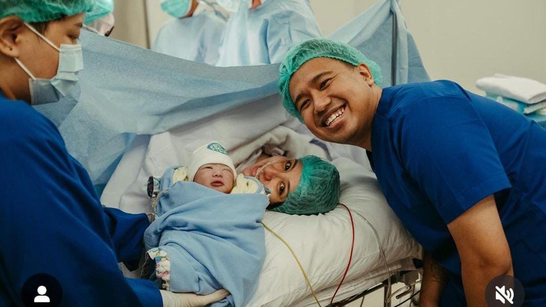 10 Potret Baby Elio Anak Joshua Suherman dan Clairine Clay yang Baru Lahir, Menggemaskan Banget!