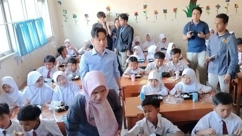 Gibran Uji Coba Makan Bergizi Gratis di SDN Sentul Bogor, Ini Isi Menu yang Dibagikan ke Siswa