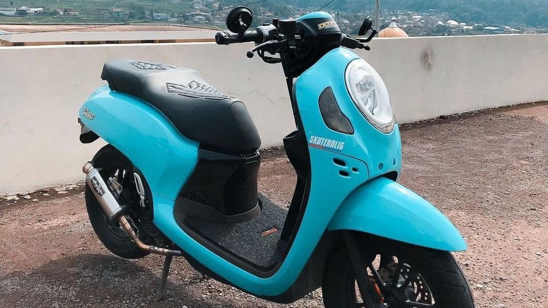 Honda Scoopy memiliki fitur yang membuatnya praktis dan hemat bahan bakar.