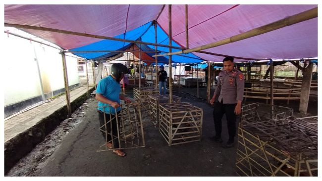 VIDEO: Detik-Detik Polisi Gerebek Lokasi Sabung Ayam Bekasi, Kocak Kocar Kacir Jebol Dinding