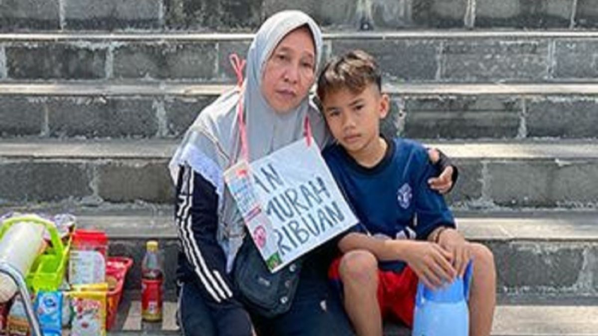 2 Kakinya Terlindas Kereta, Wanita Tua ini Harus Banting Tulang Jualan Asongan Pakai Kursi Roda Demi Hidupi 4 Anak