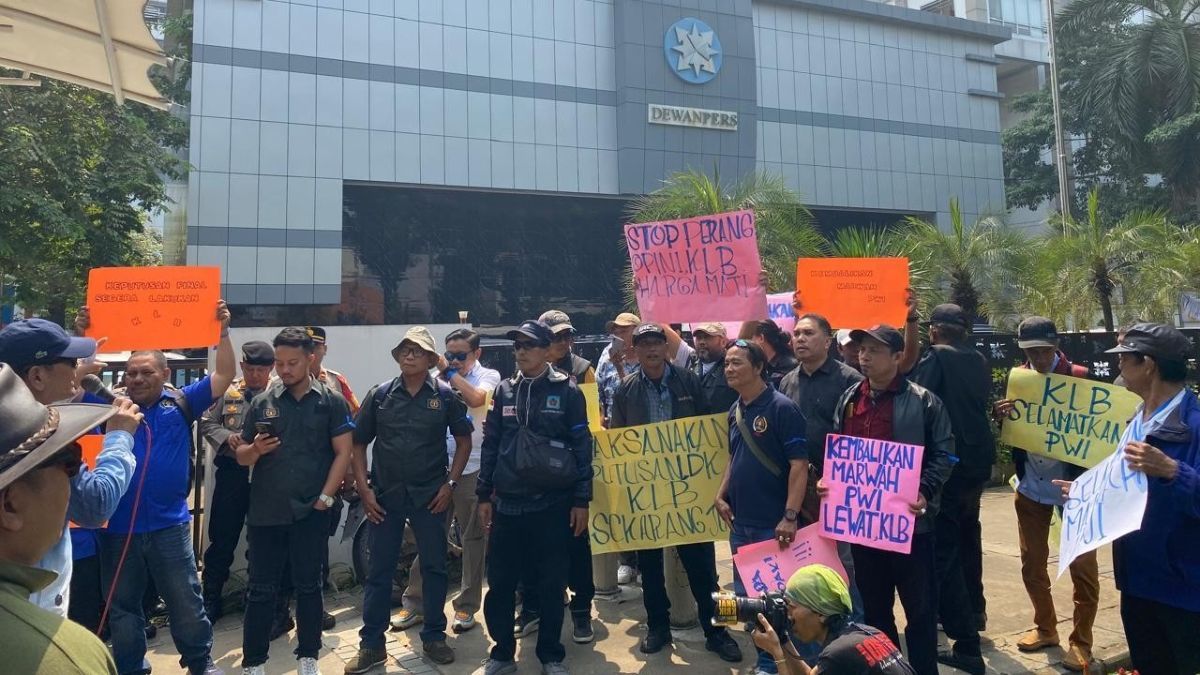 Puluhan Anggota PWI Demo di Dewan Pers, Desak KLB