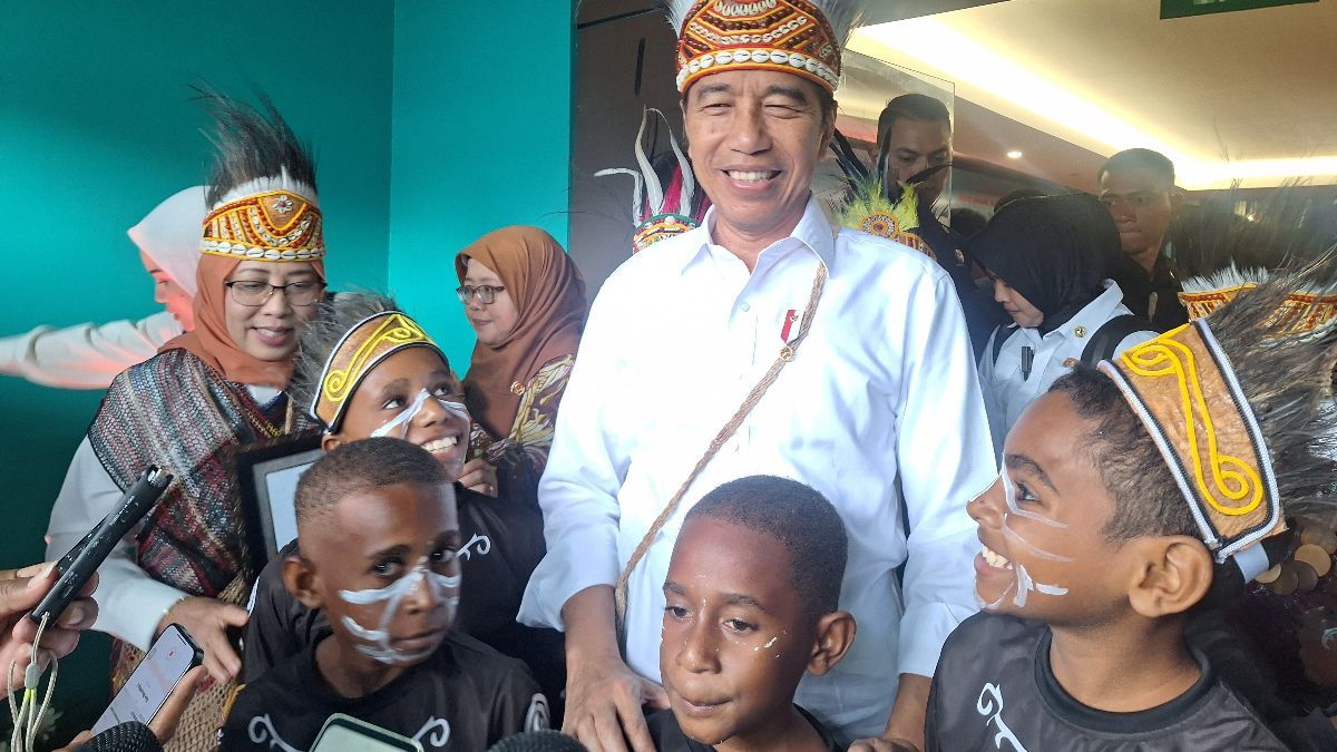 VIDEO: Momen Spesial Jokowi Ditarik 2600 Pelajar, Ikut Menari Tarian Kolosal Papua