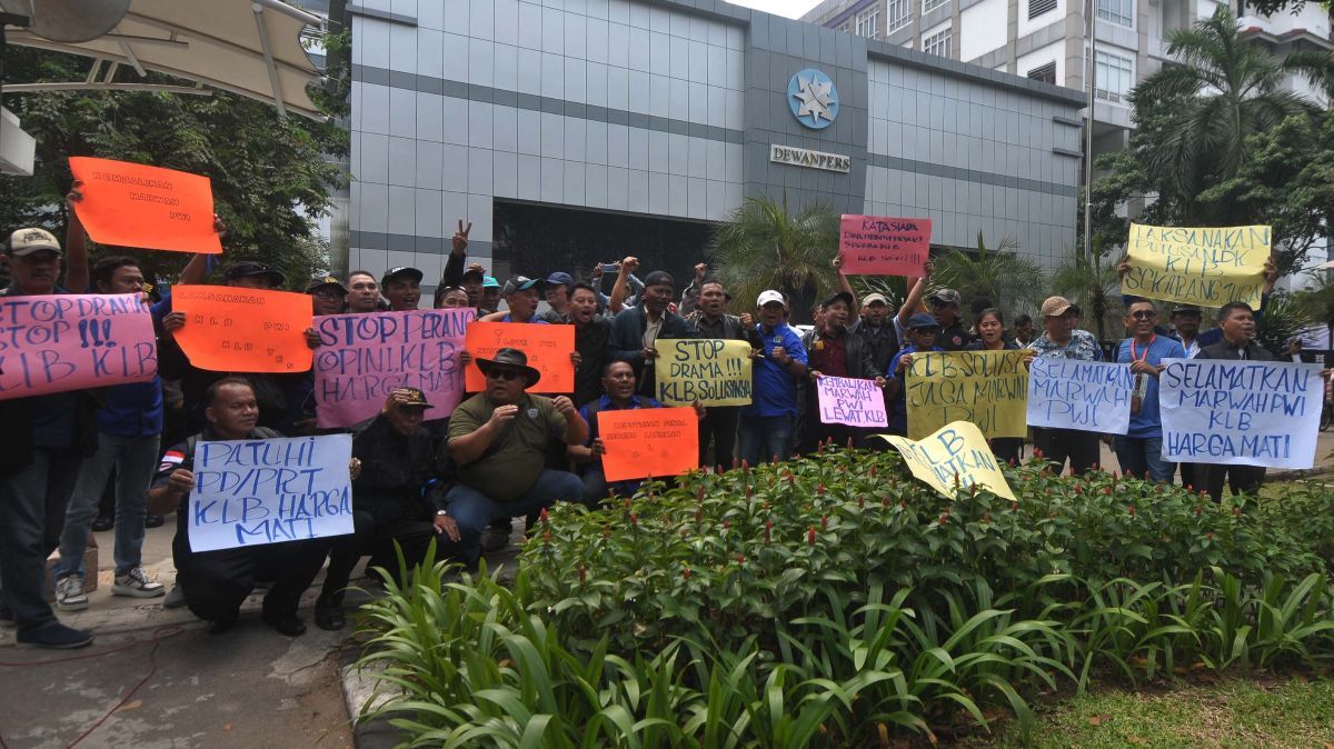 FOTO: Geruduk Kantor Dewan Pers, Puluhan Anggota PWI Desak KLB