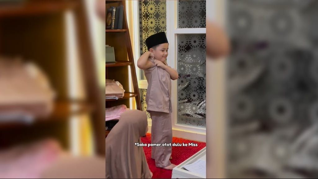 Bikin Ngakak! 8 Potret Lucu Saka Anak Bungsu Ussy Sulistiawaty & Andhika Malah Pamer Otot saat Akan Belajar Ngaji, Gurunya Sampai Tertawa