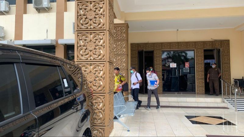 Kantor Lima Jam Digeledah, Kepala Disdukcapil Semarang Ikut Keluar Bareng Penyidik KPK