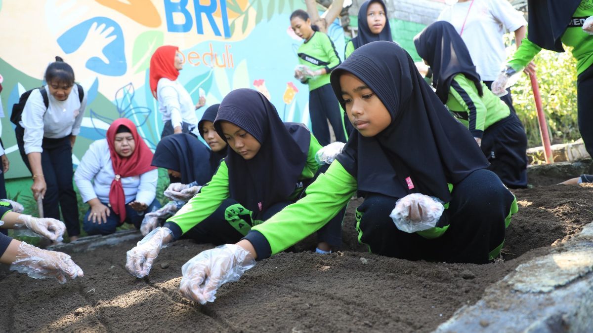 Peringati HAN 2024, BRI Ajak Anak SD Belajar Tanam Hidroponik